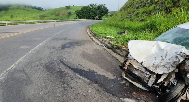 Motorista cochila, bate carro em caminhão e três ficam feridos na BR-116 em Muriaé