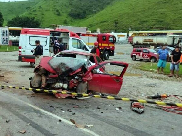 Grave acidente entre dois carros e uma carreta deixa três mortos na BR-116 próximo a Miradouro