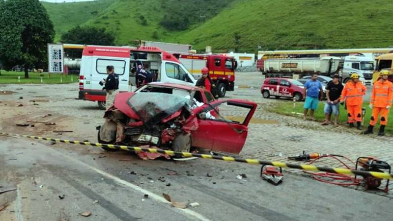 Grave acidente entre dois carros e uma carreta deixa três mortos na BR-116 próximo a Miradouro