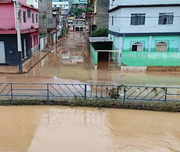 Nível do rio recua e alivia tensão de moradores após três dias de enchente em Muriaé