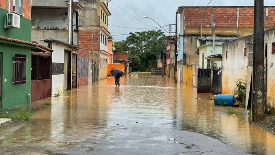 Rio Muriaé começa a transbordar e já atinge bairros ribeirinhos