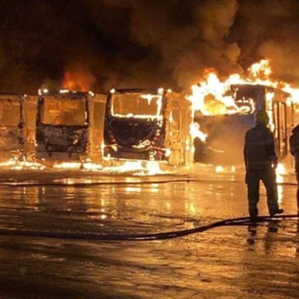 Incêndio atinge garagem de ônibus em Ubá e destrói 6 veículos