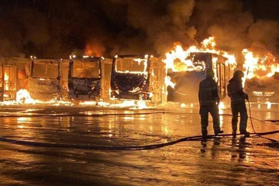 Incêndio atinge garagem de ônibus em Ubá e destrói 6 veículos