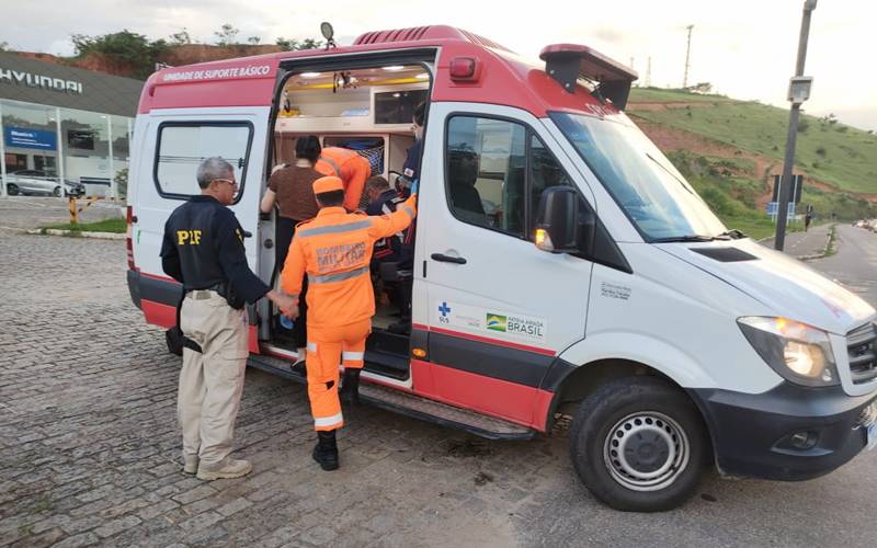 Motorista morre após colidir veículo na traseira de carreta em Muriaé