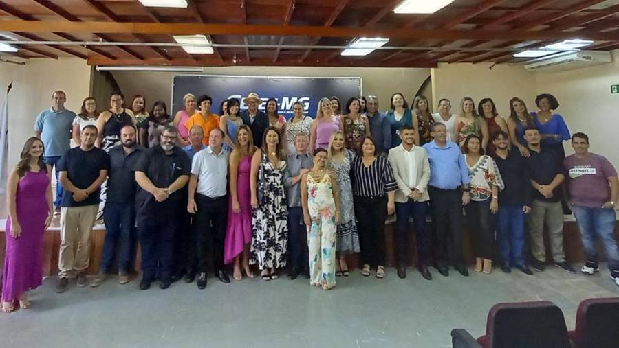 Diretores de escolas estaduais de 10 municípios tomam posse em Leopoldina