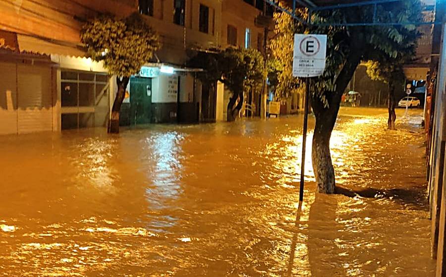Forte chuva causa enchente em Recreio; veja vídeo