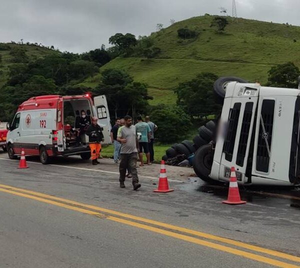 Carreta carregada com frango congelado tomba próximo à Serra da Vileta em Leopoldina