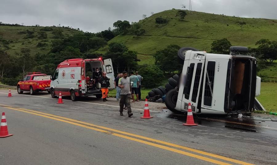 Carreta carregada com frango congelado tomba próximo à Serra da Vileta em Leopoldina