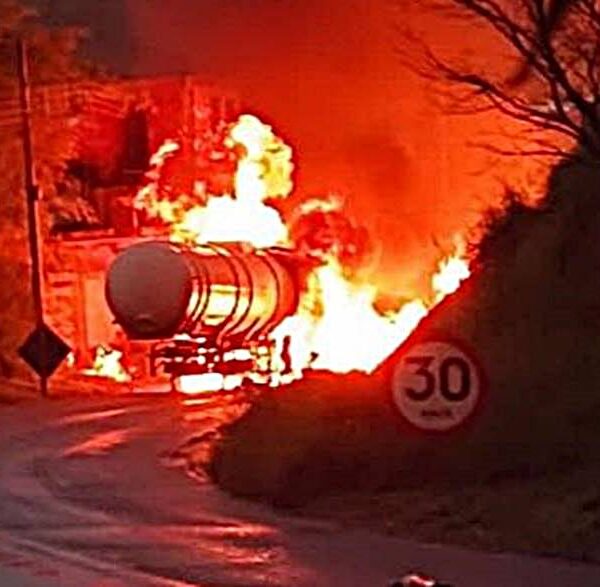 Caminhão-tanque que transportava combustível explode e assusta moradores em Rio Pomba