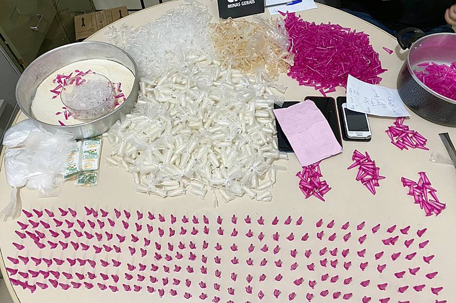 Adolescentes são apreendidos pela Polícia Civil com 1.043 pinos de cocaína em Bicas