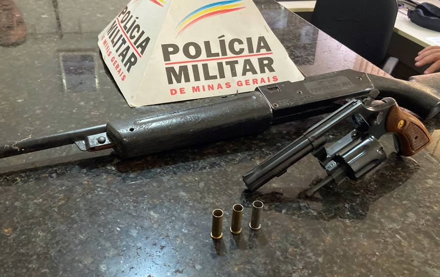 PM apreende revólver na zona rural de Tebas em Leopoldina