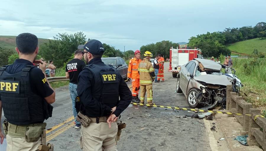 Colisão entre carro e carreta deixa uma pessoa morta na BR-116 próximo a Laranjal
