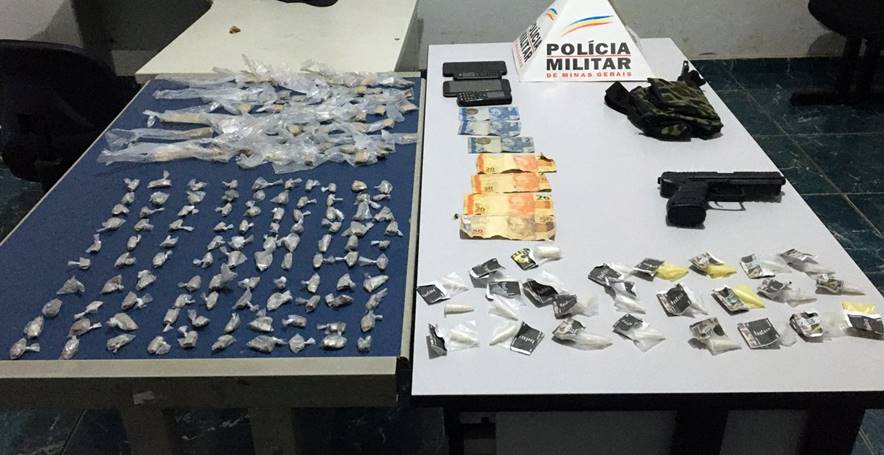 PM apreende drogas e réplica de arma de fogo em Além Paraíba