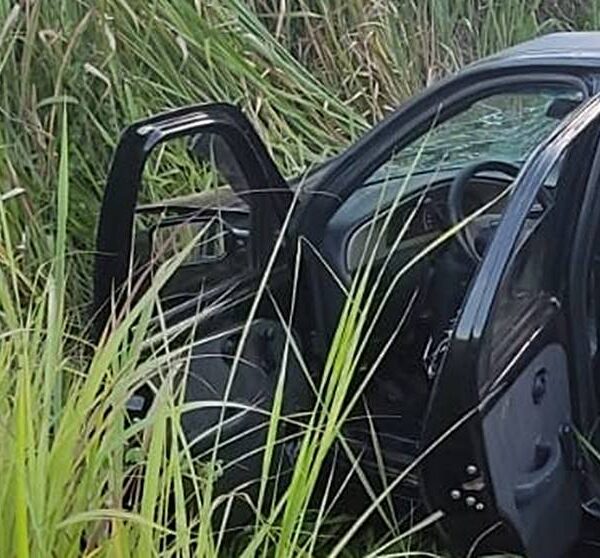 Colisão frontal entre carros deixa um morto e sete feridos em Leopoldina