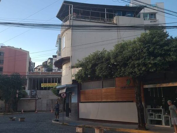 Cabo de energia se rompe e assusta moradores do centro de Leopoldina