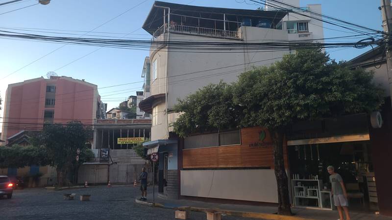 Cabo de energia se rompe e assusta moradores do centro de Leopoldina