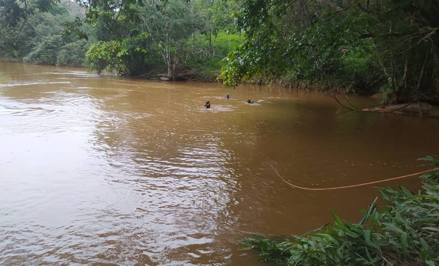 Bombeiros fazem buscas por adolescente que se afogou em Mar de Espanha