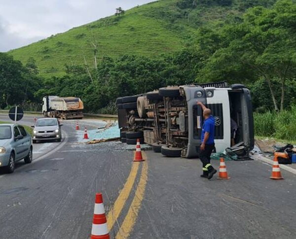 Caminhão carregado com vidro tomba na BR-116 em Leopoldina