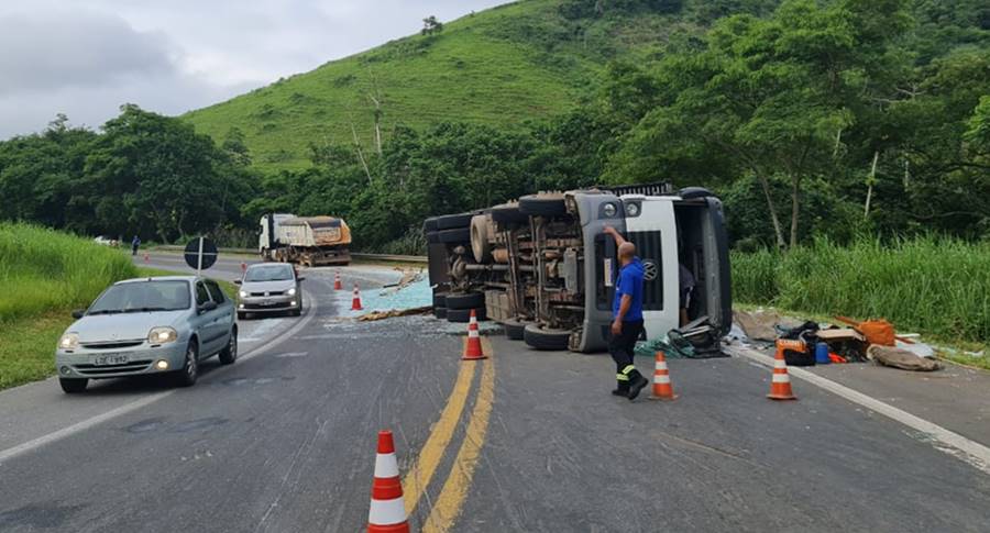 Caminhão carregado com vidro tomba na BR-116 em Leopoldina