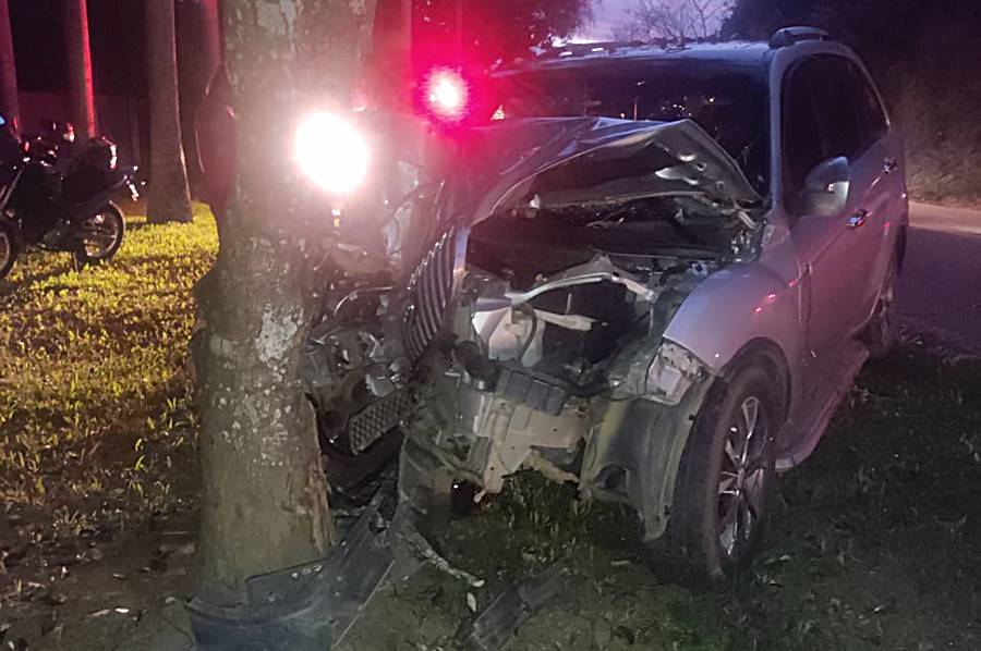 Condutor de carro fica ferido após colidir contra árvore no trevo de Santana de Cataguases
