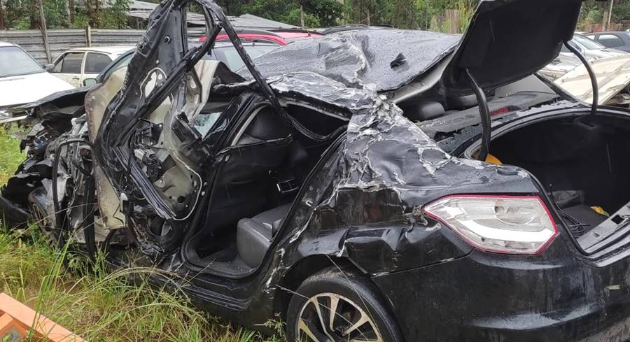 Duas crianças e três adultos ficam feridos em acidente na BR-116 em Além Paraíba