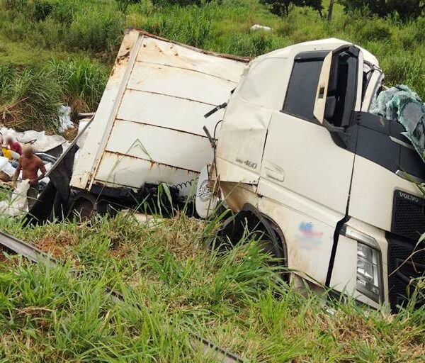 Carreta carregada com polietileno tomba e atinge Doblò na BR-116 em Leopoldina