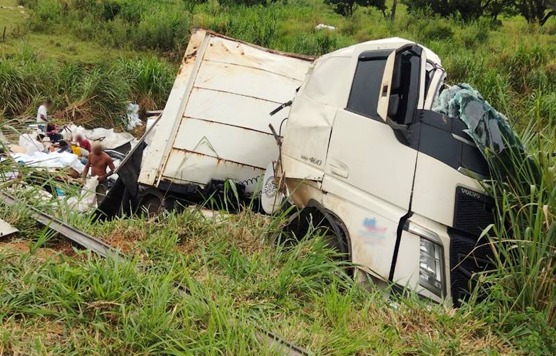 Carreta carregada com polietileno tomba e atinge Doblò na BR-116 em Leopoldina