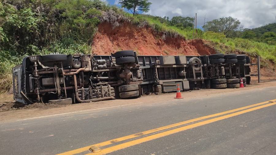Carreta carregada com pneus tomba na BR-116 em Leopoldina