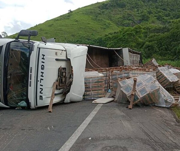 Motorista fica ferido após carreta carregada de sucata tombar na BR-116 em Leopoldina