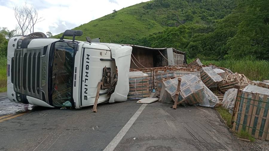 Motorista fica ferido após carreta carregada de sucata tombar na BR-116 em Leopoldina