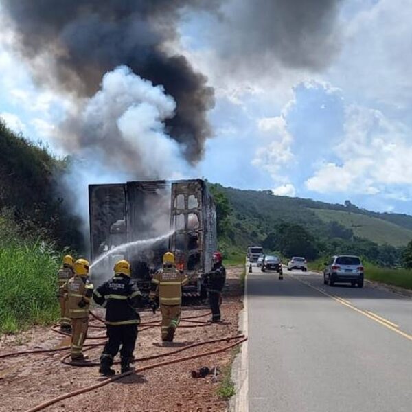 Baú de carreta pega fogo na rodovia que liga Leopoldina a Cataguases