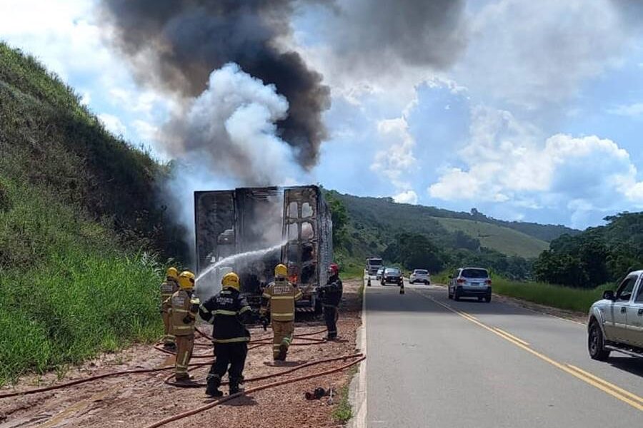 Baú de carreta pega fogo na rodovia que liga Leopoldina a Cataguases