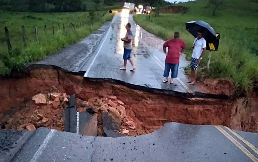Chuva na região causa queda de árvores, barreiras e interdita rodovias