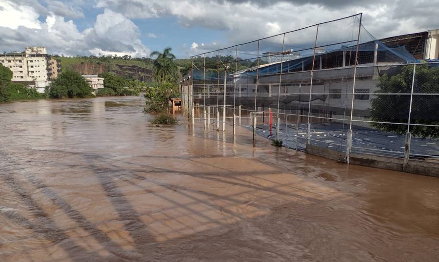 Rio Pomba começa a transbordar em Cataguases