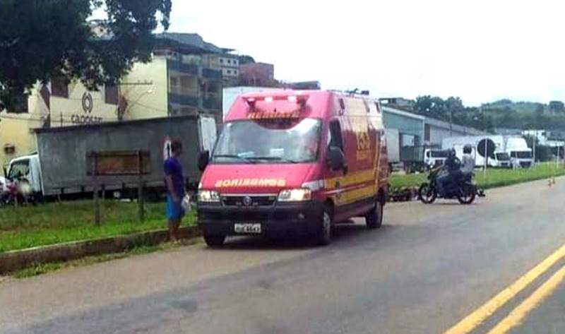Motociclista bate de frente com caminhão e morre na BR-116 em Muriaé