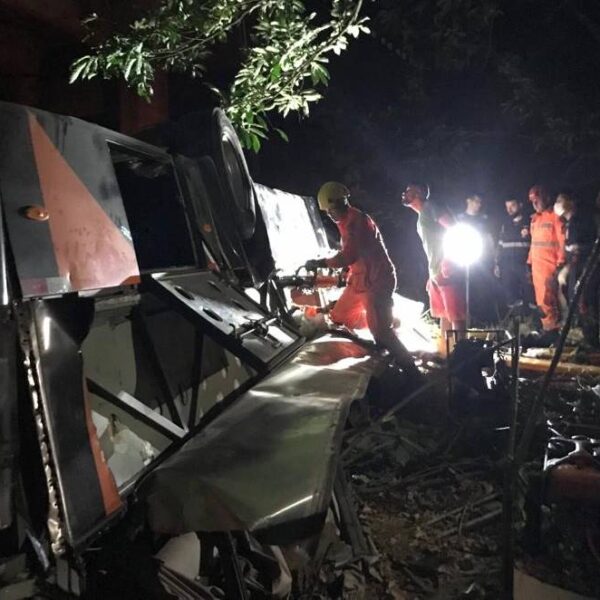 Grave acidente com ônibus deixa mortos e feridos na BR-116 entre Leopoldina e Além Paraíba