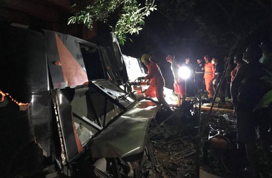 Grave acidente com ônibus deixa mortos e feridos na BR-116 entre Leopoldina e Além Paraíba