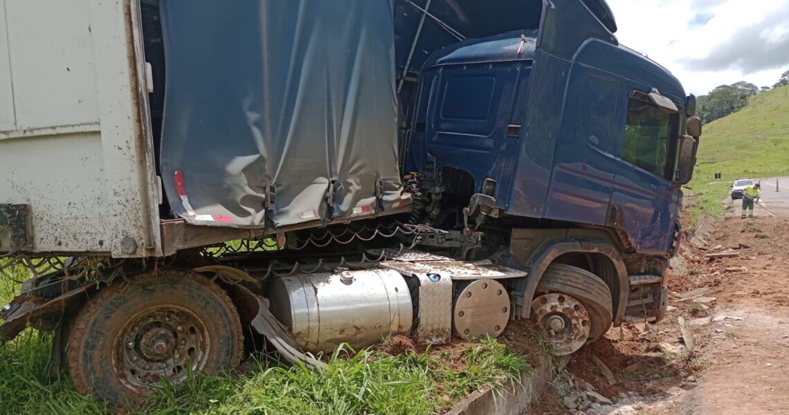 Carreta dá ‘L’ e sai da pista na BR-116 em Além Paraíba