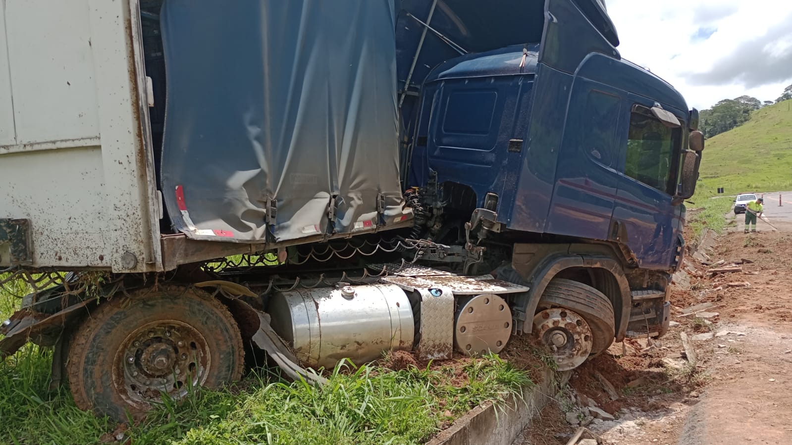 Carreta dá ‘L’ e sai da pista na BR-116 em Além Paraíba