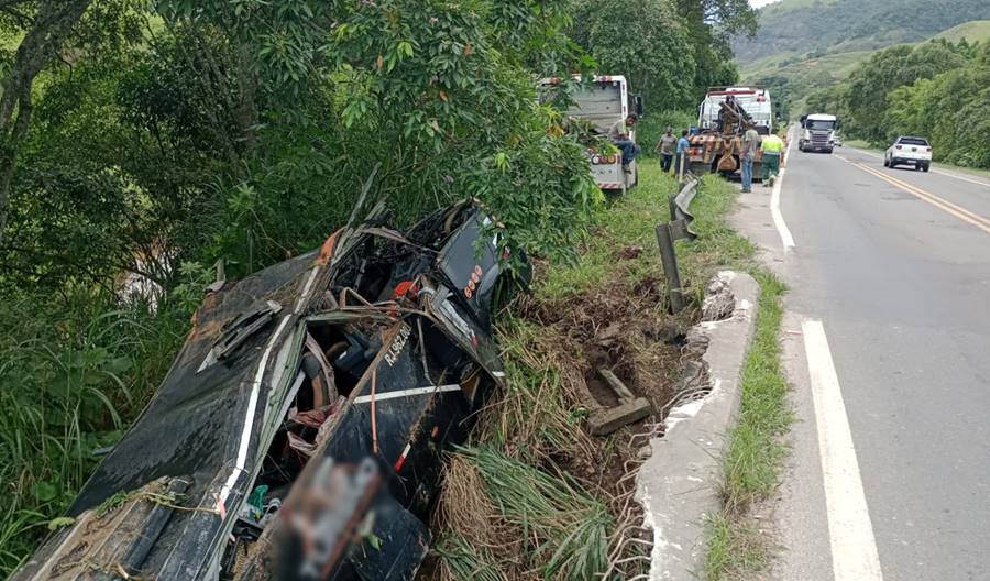 Ônibus que caiu de ponte na BR-116 e matou 4 pessoas é retirado