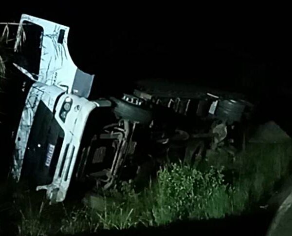 Caminhoneiro sai ileso de acidente na Serra de Argirita