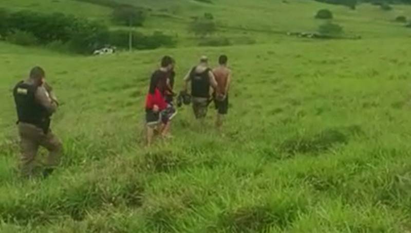 PM age rápido e prende dupla em flagrante após roubo à mão armada em Recreio