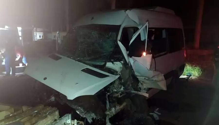 Acidente com van de banda de Ubá deixa 13 feridos na BR-262