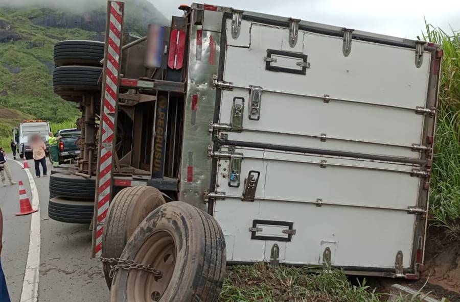 Semirreboque de carreta se solta e tomba na BR-116 entre Leopoldina e Além Paraíba