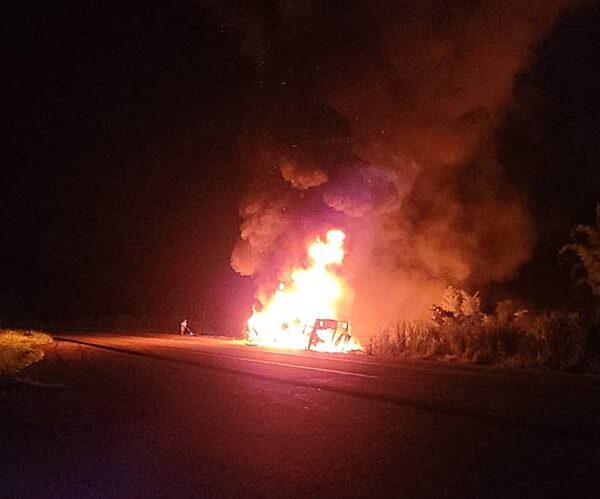 Motorista morre após carreta tombar e pegar fogo na BR-116 em Leopoldina