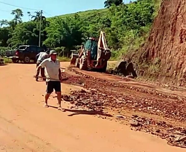 Moradores fazem mutirão para recuperar estrada da Boa Sorte em Leopoldina