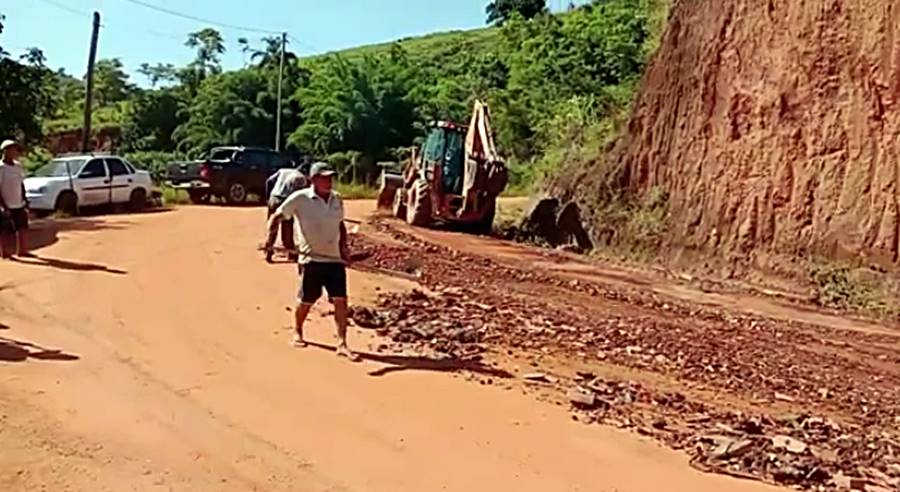 Moradores fazem mutirão para recuperar estrada da Boa Sorte em Leopoldina