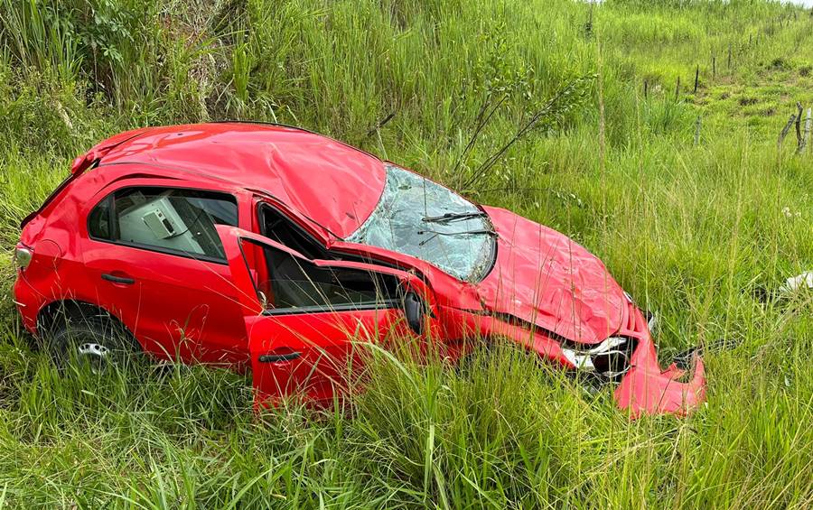 Carro capota por 30 metros e deixa uma pessoa ferida na BR-116 entre Leopoldina e Laranjal