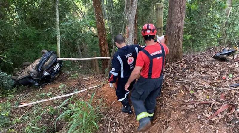 Carro cai em ribanceira de 20 metros e deixa um morto na MGC-265 em Miraí