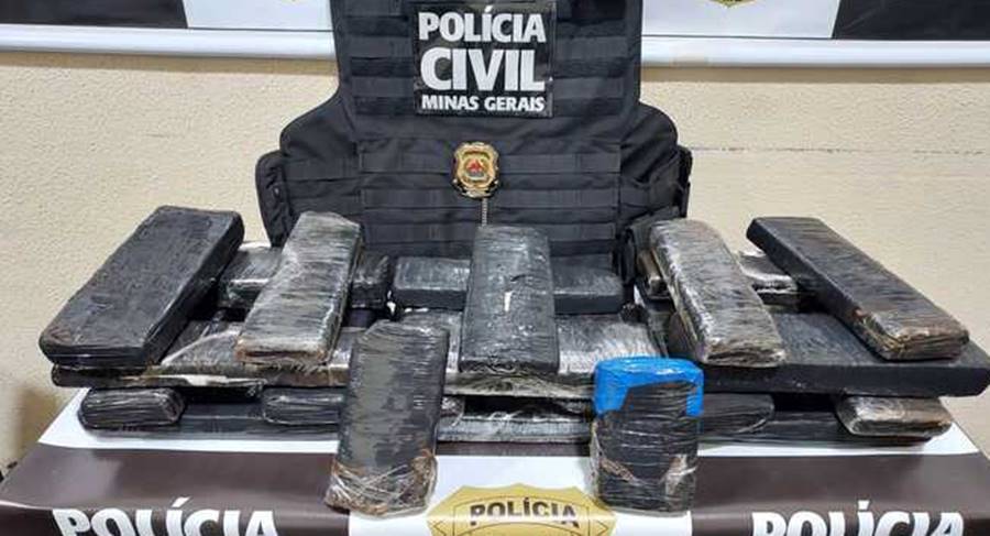 Homem é preso com 25 barras de maconha dentro de mala em Leopoldina